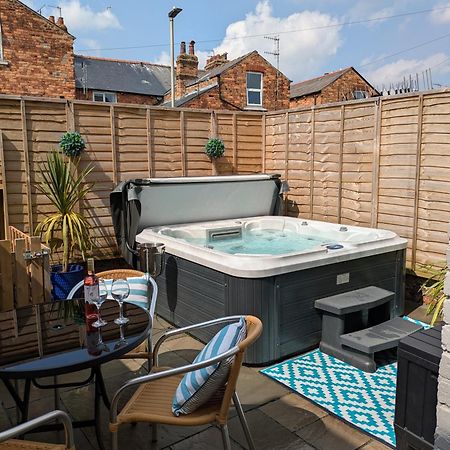 Вилла Seaside Escapes - With Relaxing Hot Tub! Скарборо Экстерьер фото