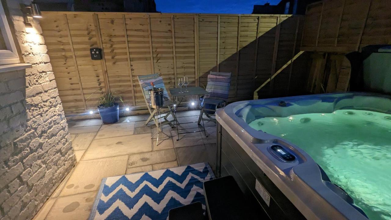Вилла Seaside Escapes - With Relaxing Hot Tub! Скарборо Экстерьер фото
