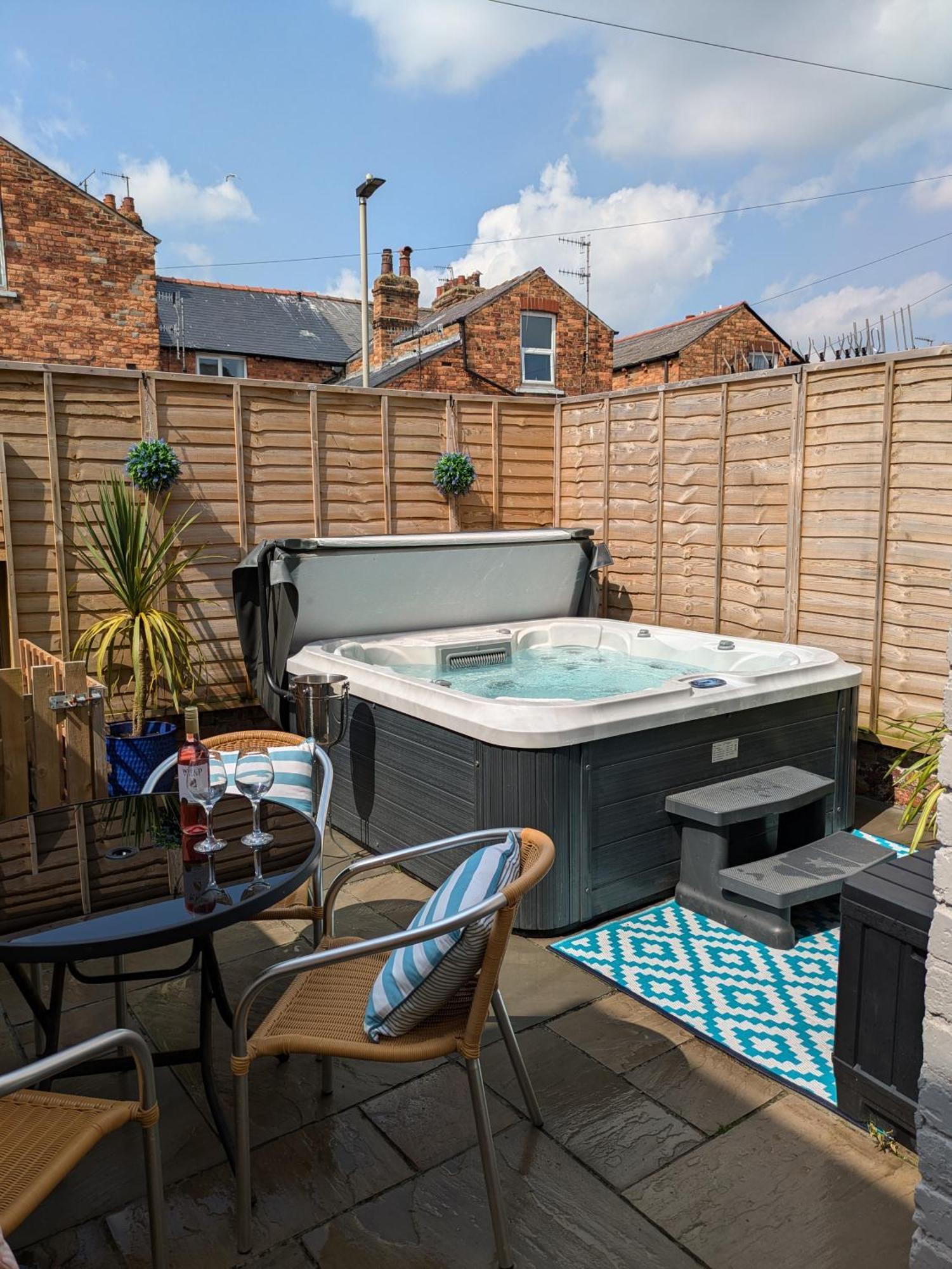 Вилла Seaside Escapes - With Relaxing Hot Tub! Скарборо Экстерьер фото