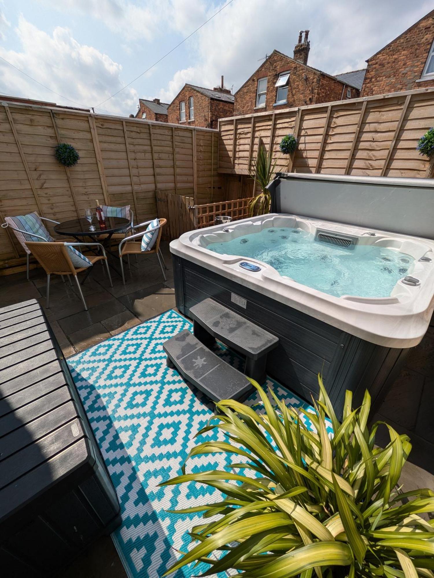 Вилла Seaside Escapes - With Relaxing Hot Tub! Скарборо Экстерьер фото